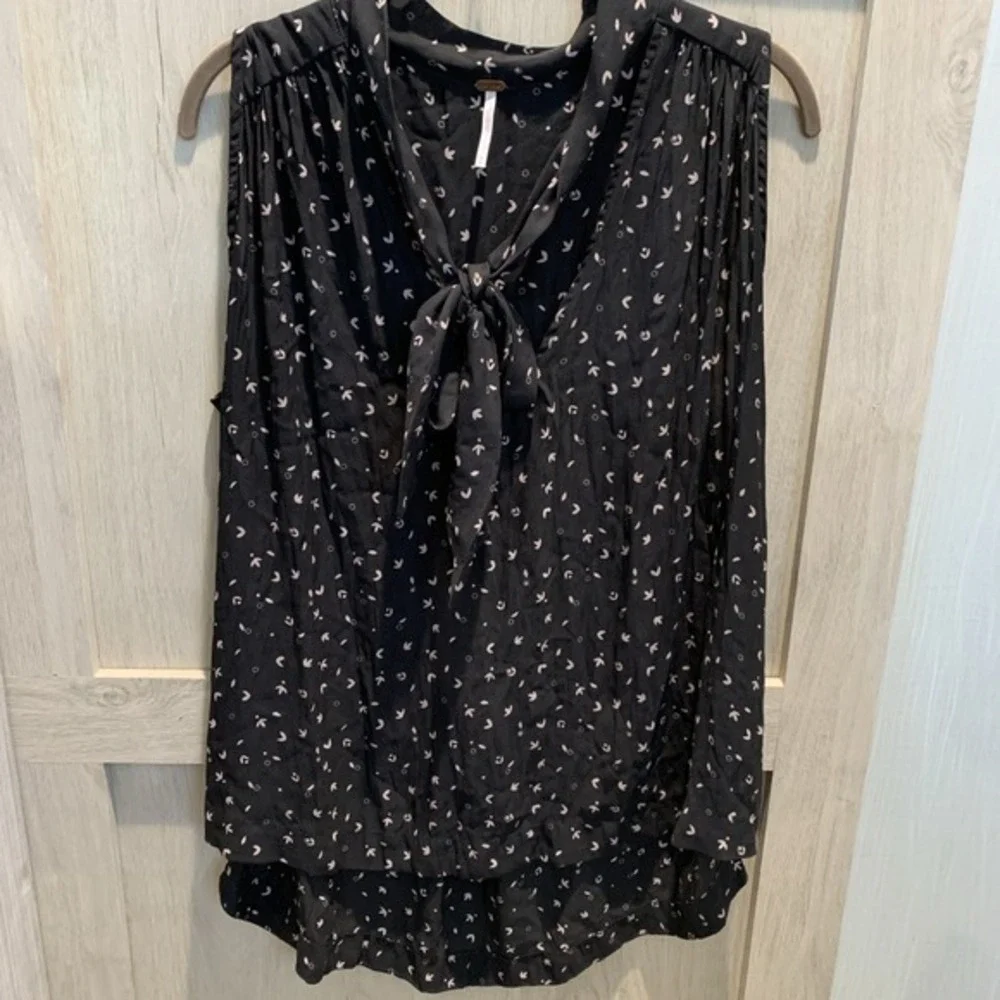 Free People Revolve Sleeveless‎ Tie Neck Bow Tank Blouse Black Print Women's M